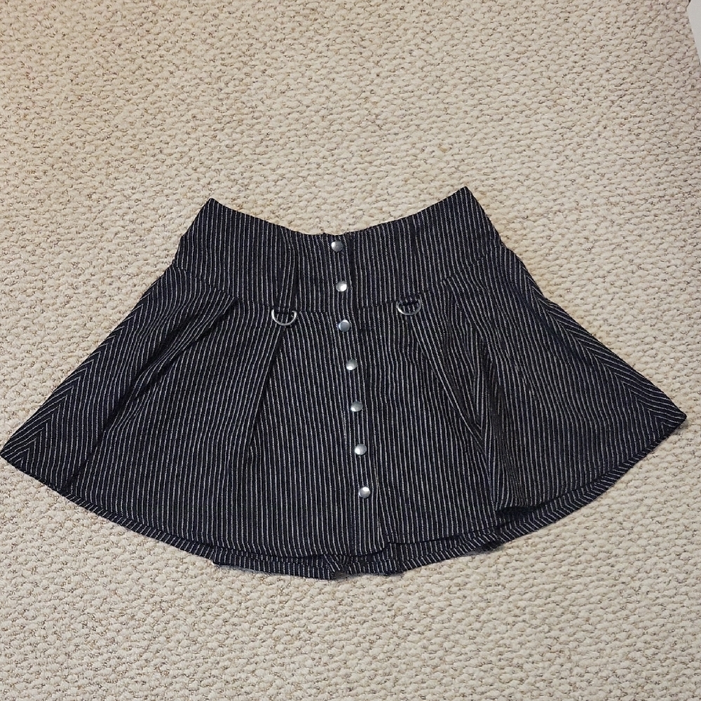 Black And White Pin Stripe Skirt With Pleats. Size Medium